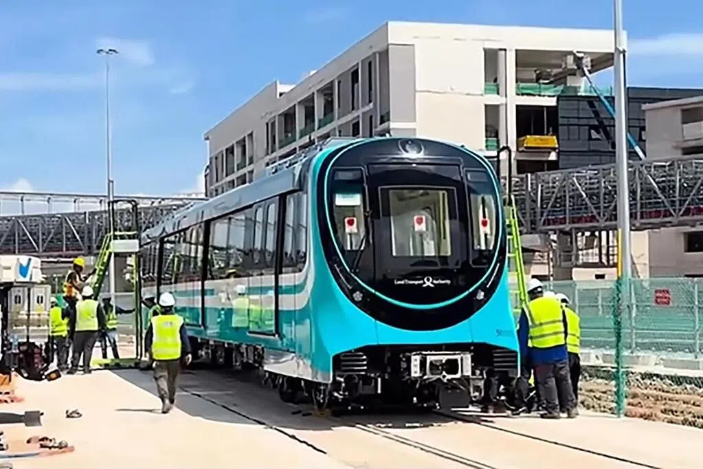 地铁裕廊线首列列车抵新 第一阶段工程完成逾七成