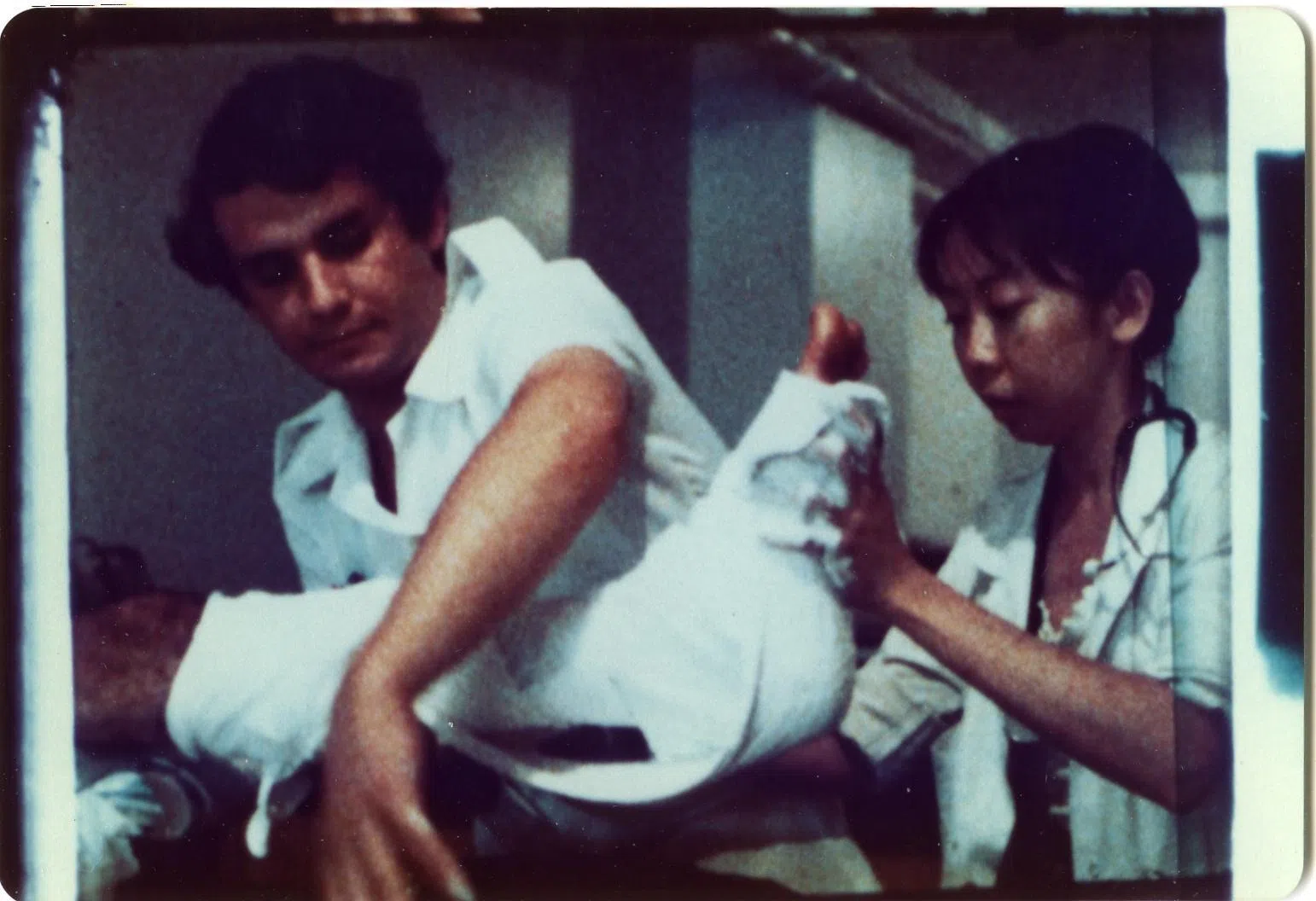 在护士阿莫的协助下，洪瑞钗（右）为病人进行包扎。图摄于1982年加沙医院。（受访者提供）