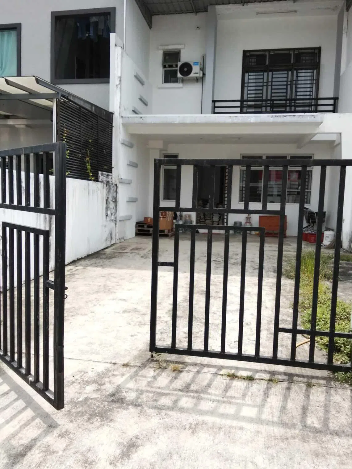 林建成在马来西亚租了一栋两层楼排屋，专用于收藏书籍，他戏称自己在“金屋藏书”。（受访者提供）