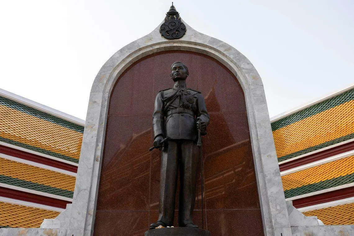 拉玛八世是已故泰王蒲眉蓬的兄长，他当年离奇身亡，死因至今仍是未解之谜。图为曼谷一座皇家寺庙中的拉玛八世雕像。（路透社）