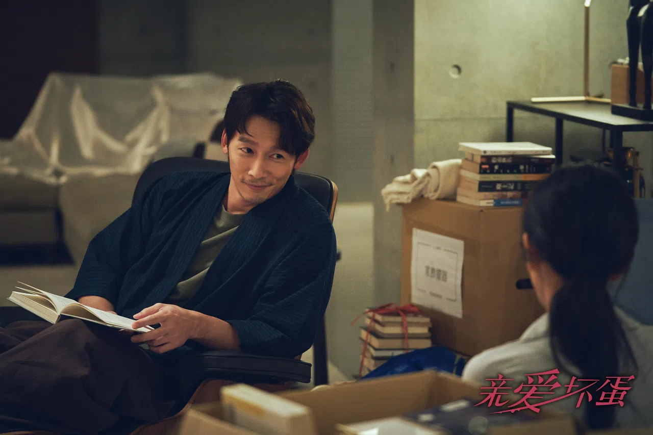 温升豪在《亲爱坏蛋》饰演作家。（Viu提供）