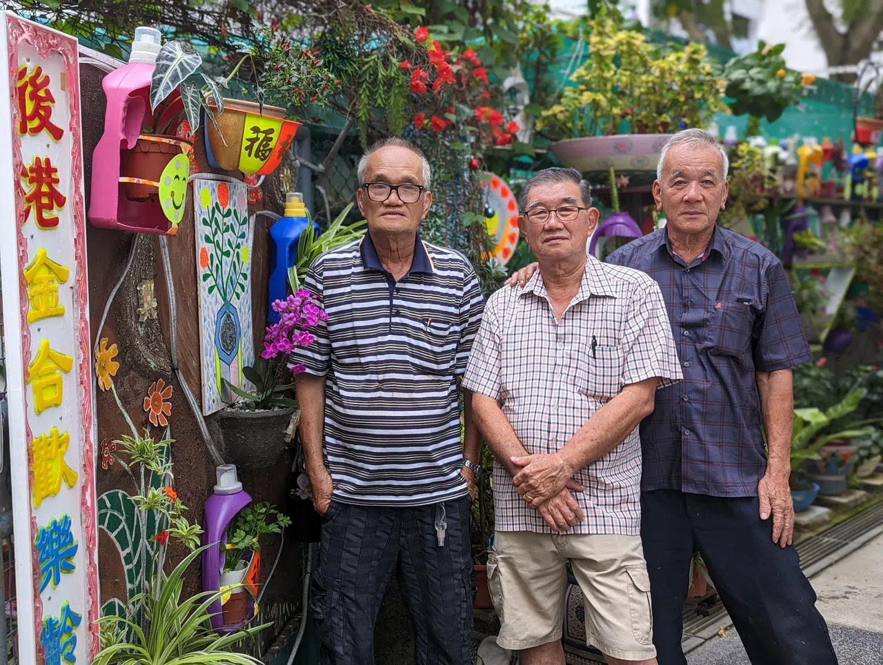 洪进发（左起）、倪添福、谢木顺是后港金合欢乐龄菜花园的园艺师。（杨雯婷摄）