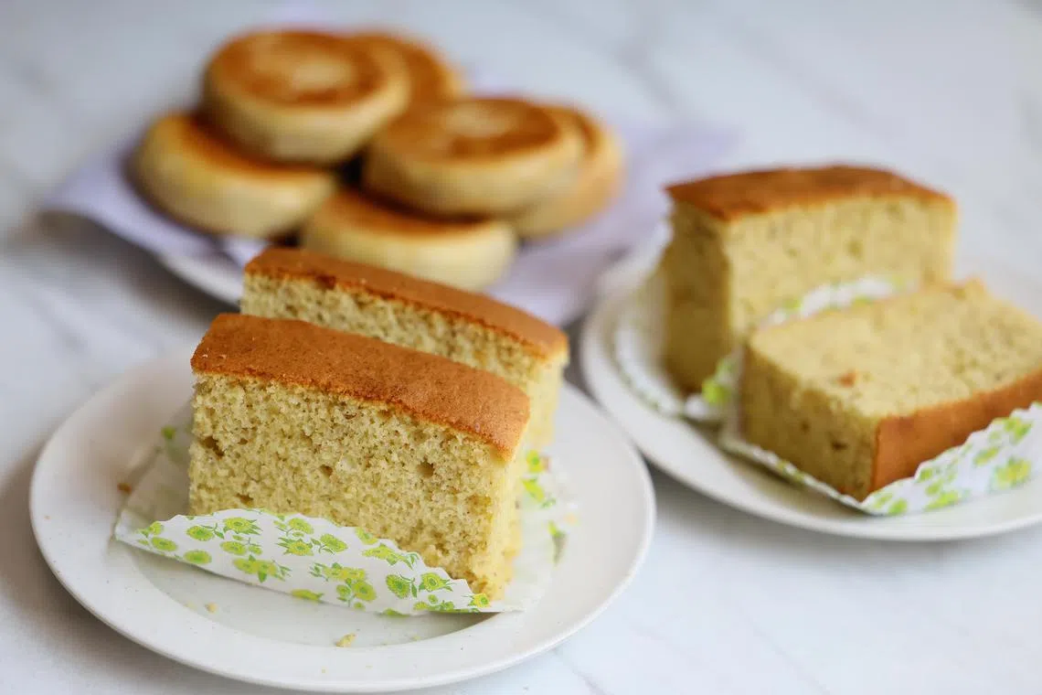 香蕉蛋糕、招牌豆沙饼，都是龙发手工制作。（龙国雄摄）