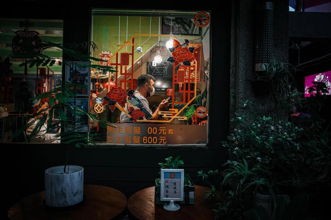 复古理发厅的橱窗，框住一段台式怀旧时光。（叶振忠摄）