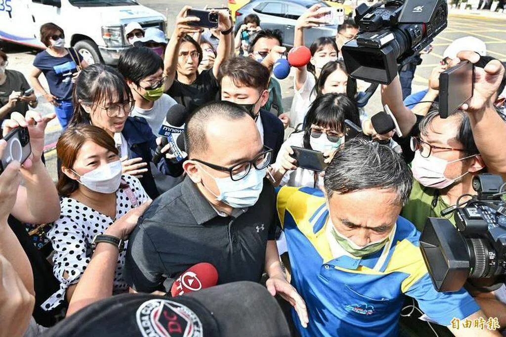 陈致中自理三分头入狱 支持者高喊司法迫害 | 联合早报