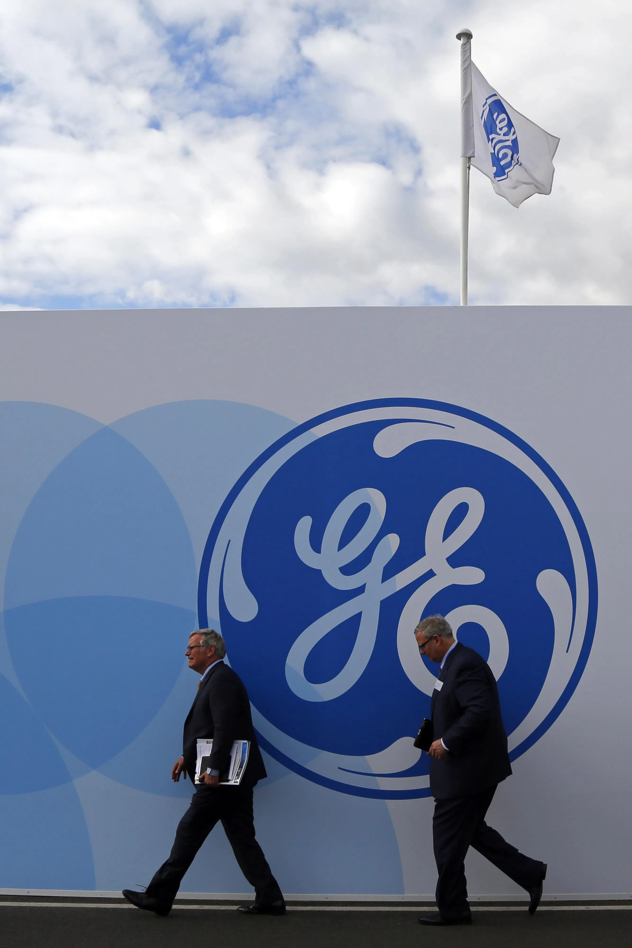 通用电气这个悠久的公司名字将走进历史，而一个新分拆后的通用电气将破茧而出，名为GE航空航天公司。（彭博社）
