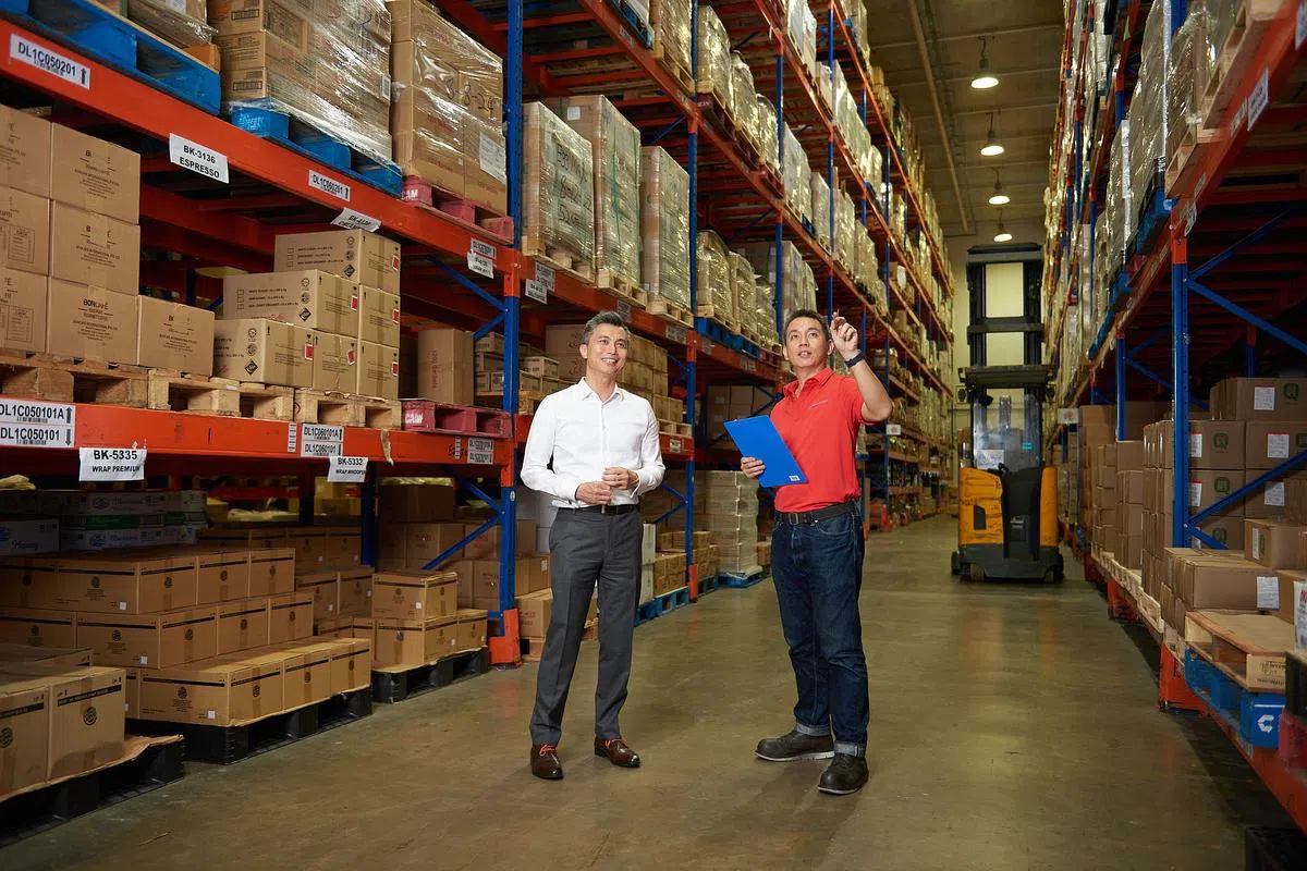 执行董事陈志强（左）说，集团通过工作再设计，让员工有机会在新领域发挥潜能，使集团在招聘和保留人才方面更具吸引力。（图/新报业媒体）