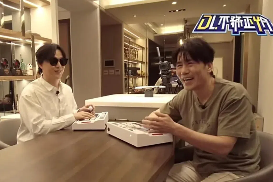 罗时丰（右）与萧煌奇录制节目，互动逗趣，还一起玩电动。（罗时丰YouTube频道视频截图）