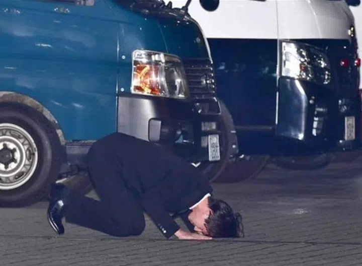 田口淳之介在警局前下跪道歉。（互联网）