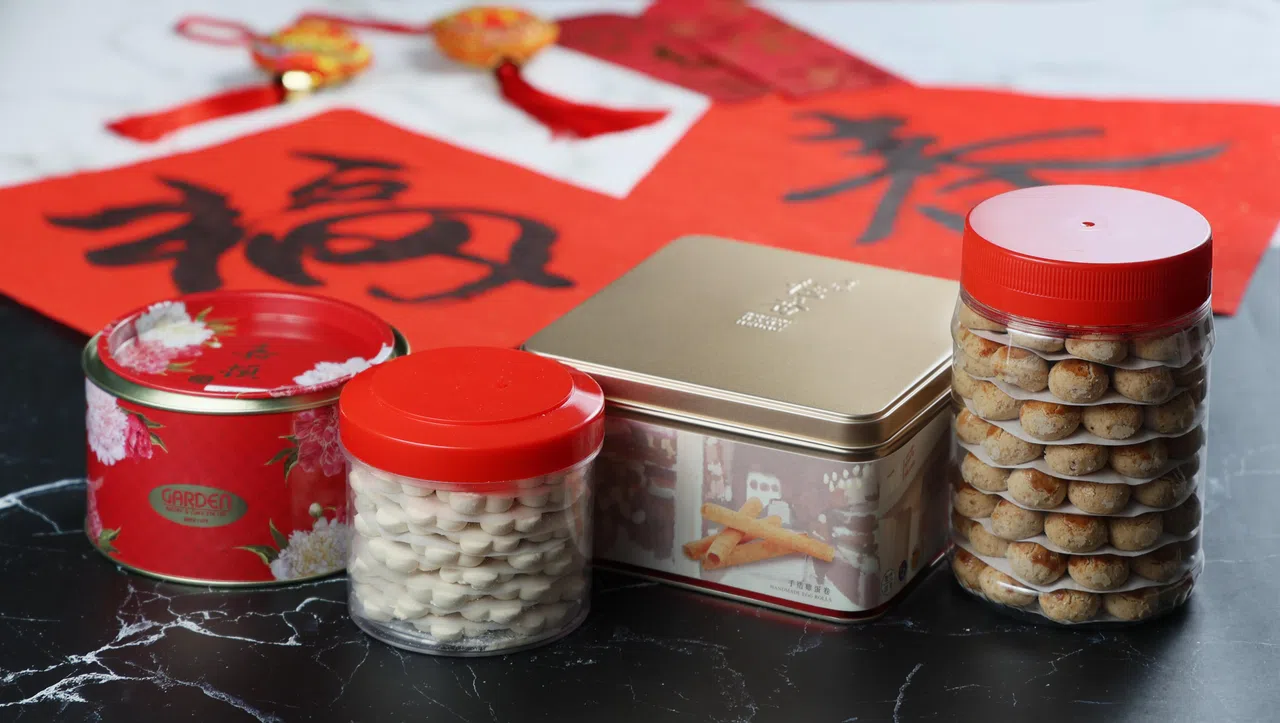 对你来说，新春最不可少的新年糕饼是什么？这里分别有嘉顿红糖核桃酥（左起）、宝源饼家万吉糕、恒香手造鸡蛋卷和Big Bakery花生酥。（龙国雄摄）