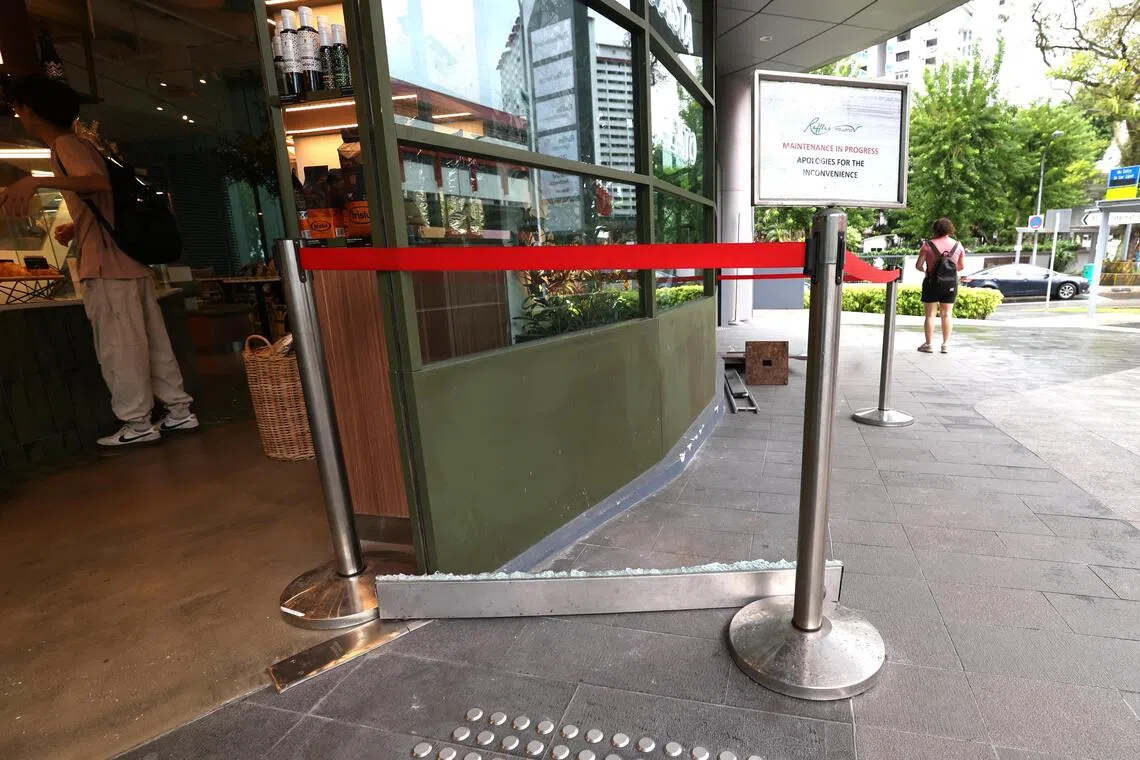 西餐店事后照常营业，店外走道被围着，并放置告示牌注明“维修中”。（庄耿闻摄）