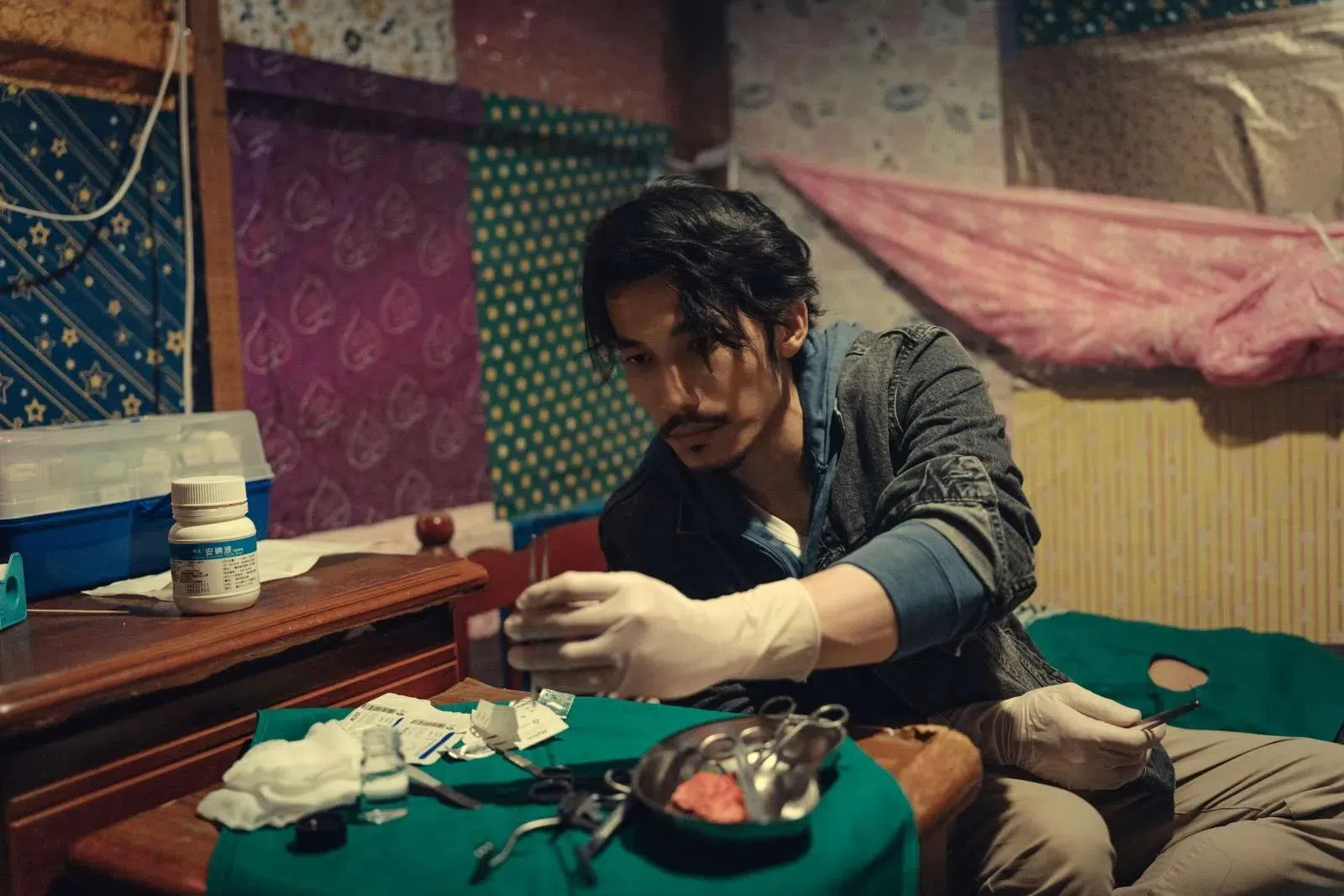 连炳发饰演的越南医生范文宁，为筹集母亲的医药费铤而走险。（互联网）