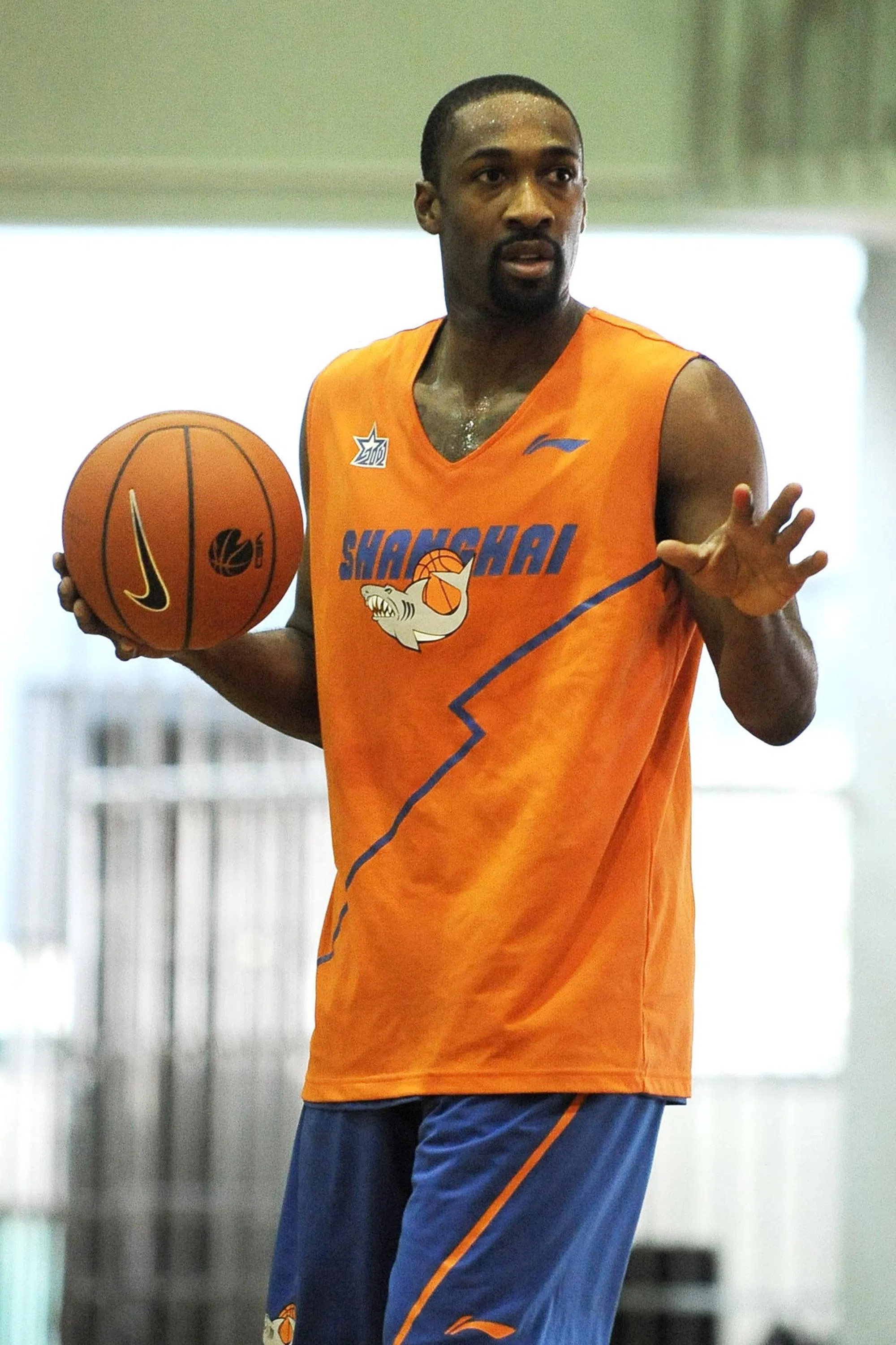 2012年，阿里纳斯离开NBA，转战CBA上海大鲨鱼队，但效力一个赛季后就于次年11月退役。（档案照片）