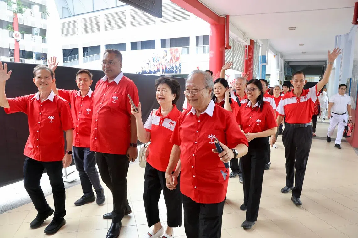 前进党团队则由党主席陈清木医生（85岁，左五）率领，同行的有秘书长梁文辉（66岁，左一）、第一副主席潘群勤（55岁，左八），以及两名新人乐吉（Sumarleki Amjah，53岁，左二）和萨尼（Sani Ismail， 49岁，左三），以及准备竞选先驱区的新人陈芬妮（37岁。左六）。（邝启聪摄）