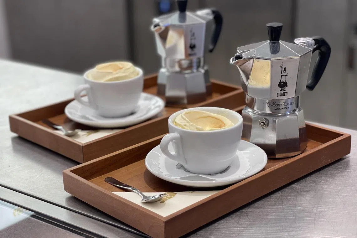 Younique Cafe的人气浓缩咖啡配雪糕“Golden Affogato”。（黄靖晶摄）