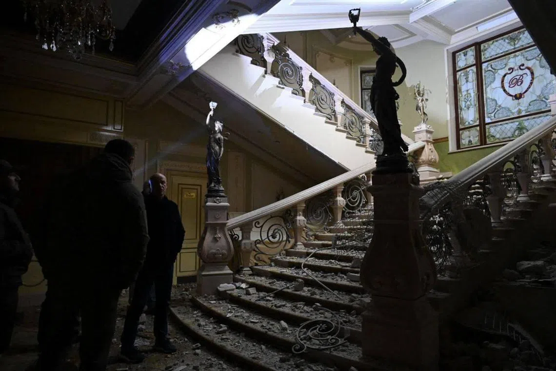 敖德萨市长在俄罗斯空袭后，发布照片显示当地19世纪末建成的布里斯多酒店内满地瓦砾。（法新社）