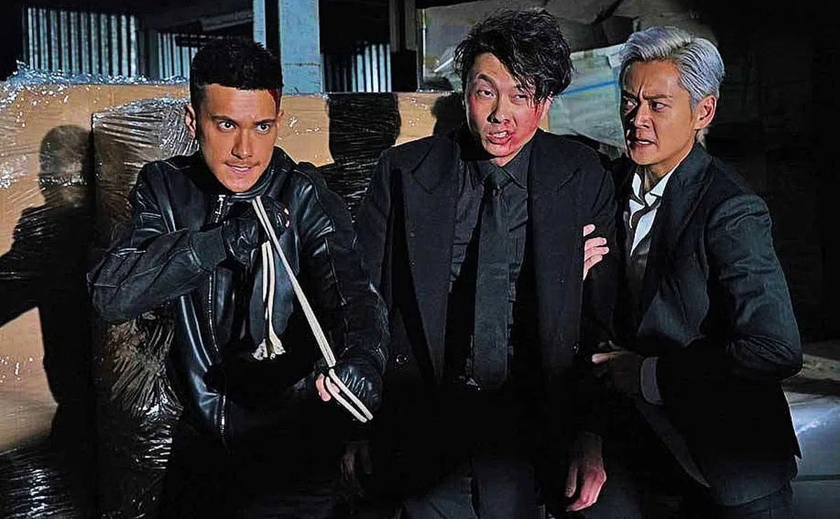 2020年黑色喜剧《反黑路人甲》是朱敏瀚（左）的转型之作，张振朗（右）也凭高彬一角夺得最受欢迎电视男角色。中为视帝王浩信。（互联网）