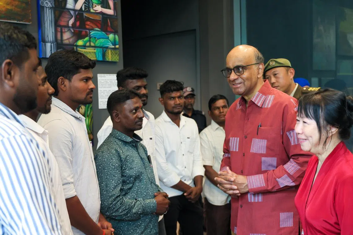 上月底在丹戎加东路面塌陷事故中英勇救出女驾驶的客工，以及今年4月在里峇峇利路致命大火中搭起鹰架协助救人的客工们一同受邀，在开放日参观总统府，尚达曼总统（右二）和夫人珍一藤木（右一）当面向这些见义勇为的客工致谢。（张俊杰摄）