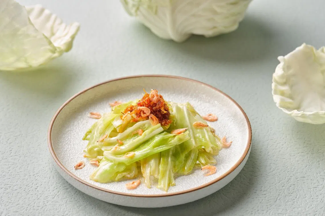 四川豆花饭庄的樱花虾XO酱炒有机成熟包菜，展现家常包菜的奢华一面。（餐馆提供）