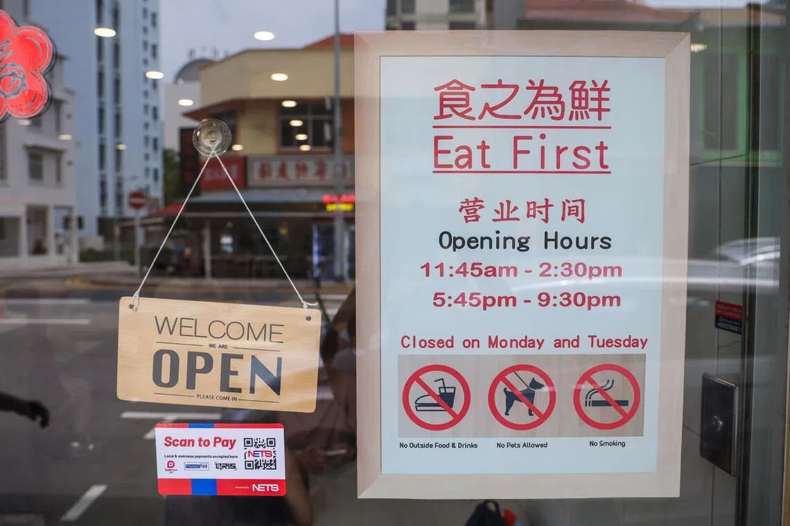 餐馆入口处的告示（图），说明禁止携带外食和饮料的规定。（白艳琳摄）