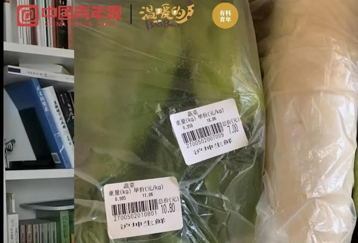 记者购买的青菜价格高达一公斤近20元。（取自微博）