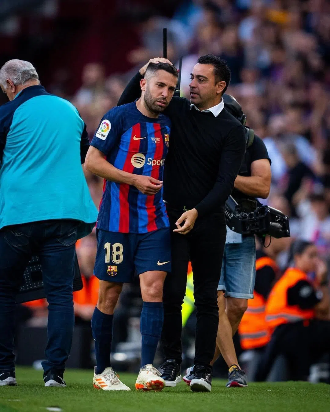 球员时代的哈维（黑衣）在2015年离开巴塞，并于2019年退役。2021年，他以主帅身份重返巴塞，执教当年的队友阿尔巴（红蓝衣）等人，后者曾一度与梅西在迈阿密国际重聚，并在去年12月挂靴。（哈维Instagram）