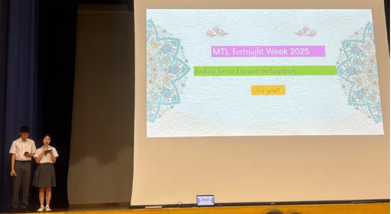 在母语双周的开幕仪式上，双语双文化的学生主席介绍了举办母语双周的意义，强调母语不只是个简单交流的工具，也是文化传承的根基。（作者提供）