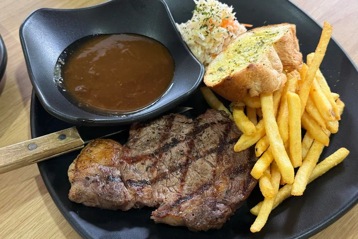 采用Josper烤炉烤制牛肉，相比一般开放式烧烤，烟熏味更浓郁，深受顾客喜爱。（萧康达摄）