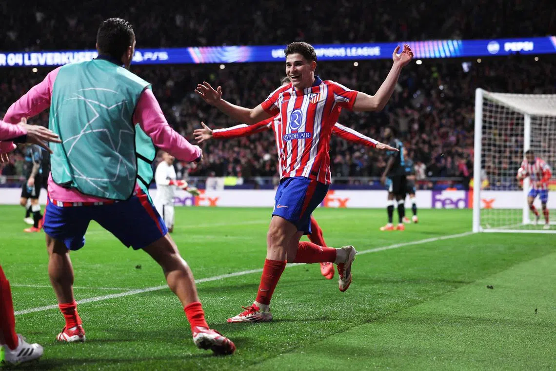 阿尔瓦雷斯（右）为体马完成逆转后，接受队友们的祝贺。（路透社）