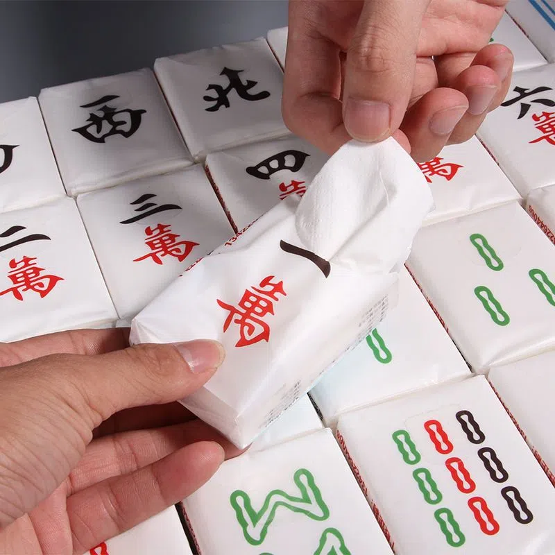 打开麻将包装，抽出一张纸巾，值得点赞的创意设计。（取自品牌官网）