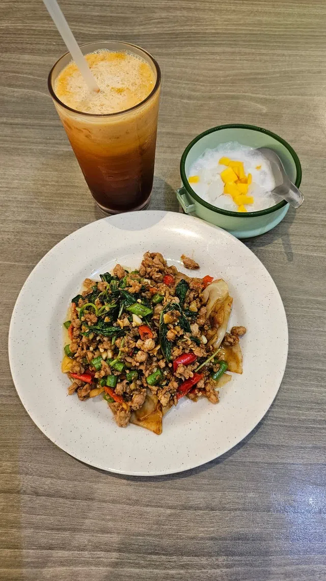 罗勒猪肉炒粿条有不同层次的味道，让人吃得过瘾。（黄亿敏摄）