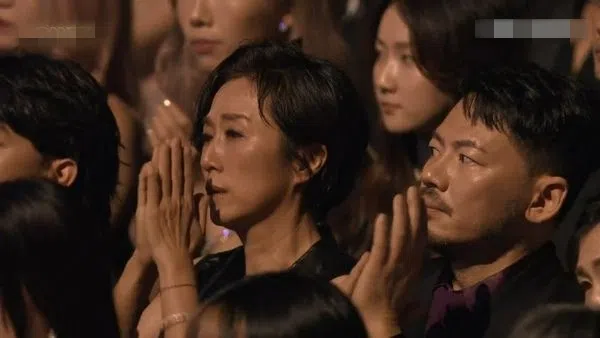 万芳这次演唱四首郑华娟代表作的环节，由黄韵玲（左）负责编曲，她在台下看到这段表演也忍不住落泪。（互联网）