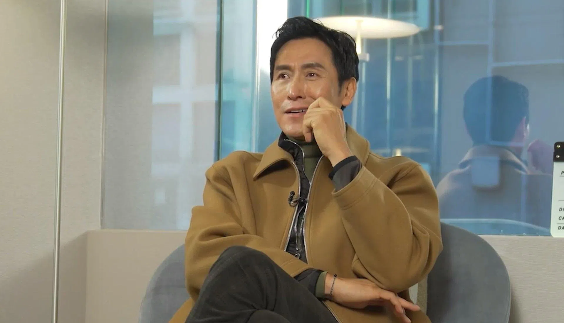 马德钟大力扯脸，力证自己没去整容。（互联网）