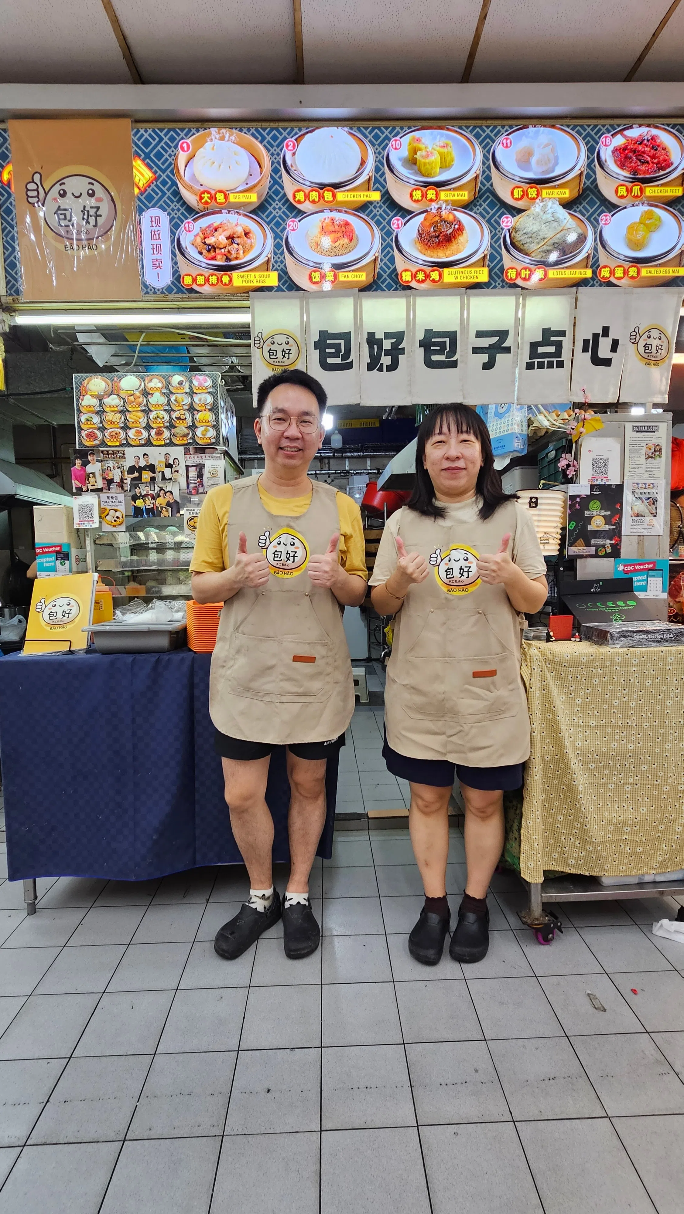 魏国秋（左）和姐姐魏丽云一起经营生意，传承传统包点手艺。（黄亿敏摄）