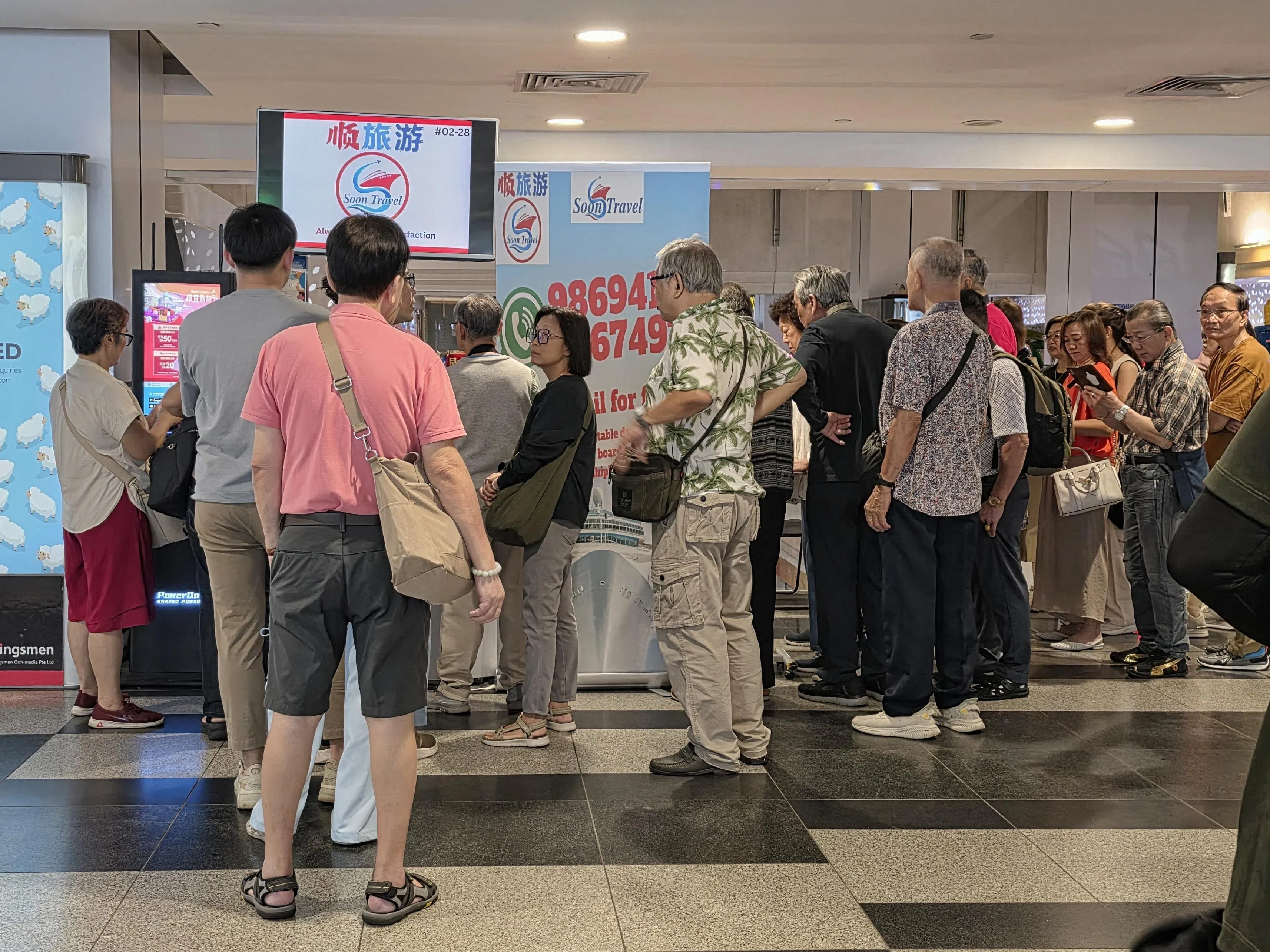 据观察，现场遭封锁，而室内告示牌上则显示“游轮已取消”等字样。另有约30名乘客原计划星期五早上8时登船，如今受事故影响，滞留柜台前无法上船。（新明日报）