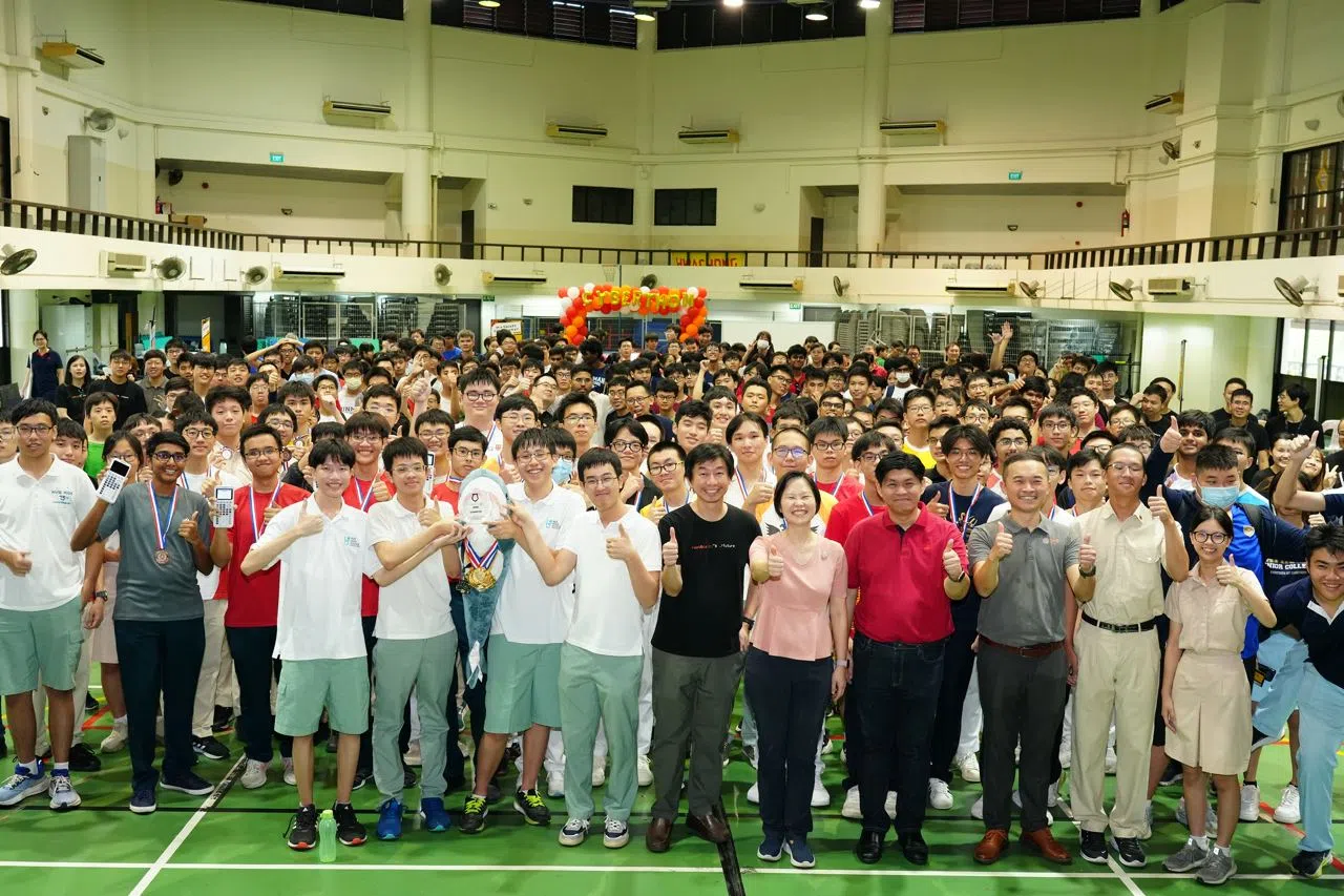 网络安全嘉年华会的参与者在愉快的氛围中探索学习，结束后来张大合照。（战略资讯科技中心提供）