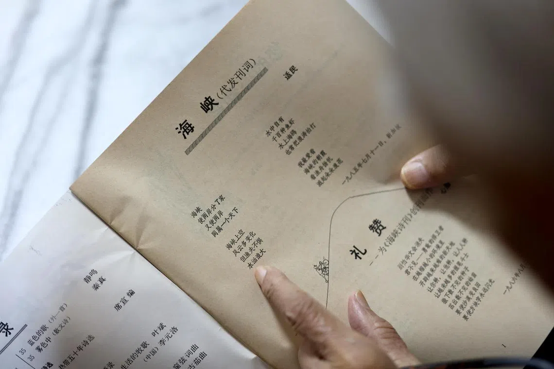 38年来，适民仍对《海峡诗刊》发刊词念兹在兹。（龙国雄摄）