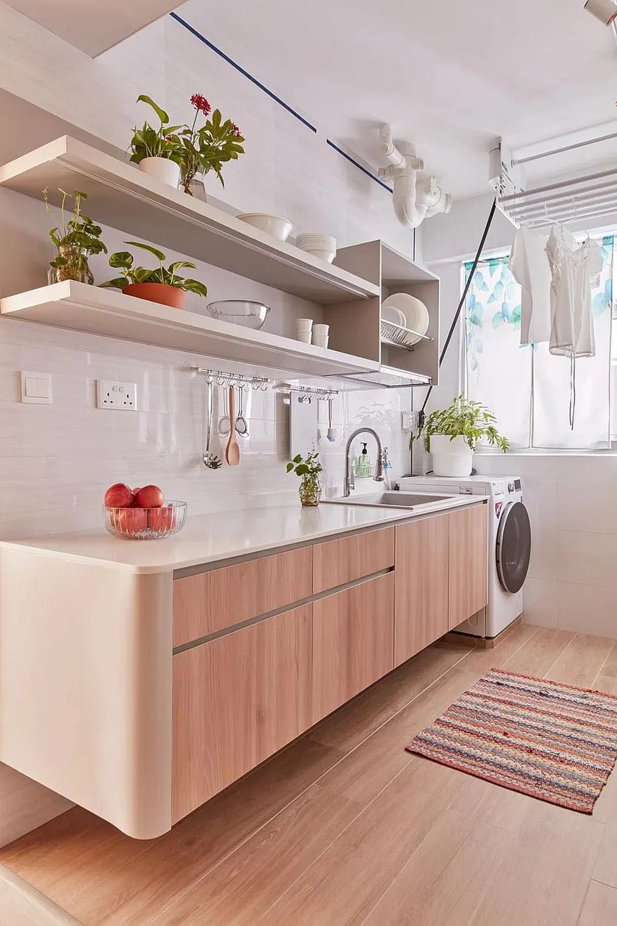 木色系厨房橱柜搭配地板，开放式架子少了空间的压迫感。（Free Space Intent提供图片）