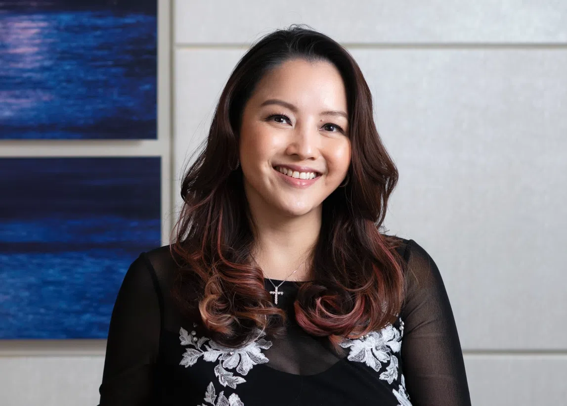 “说到底，银行业讲求与客户建立信任关系，要有人情味和沟通。这些都需要情感智商、同理心、积极聆听和判断力等认知能力，这是人工智能很难取代的。”—— 大华银行集团个人财务服务部主管陈光钰