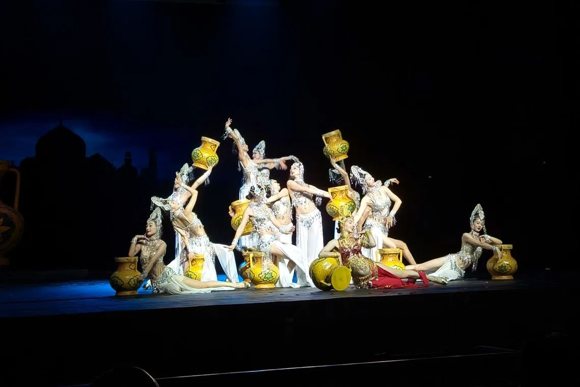 千古情表演结合杂技、舞蹈、灯光秀等元素。（李雅歌摄）