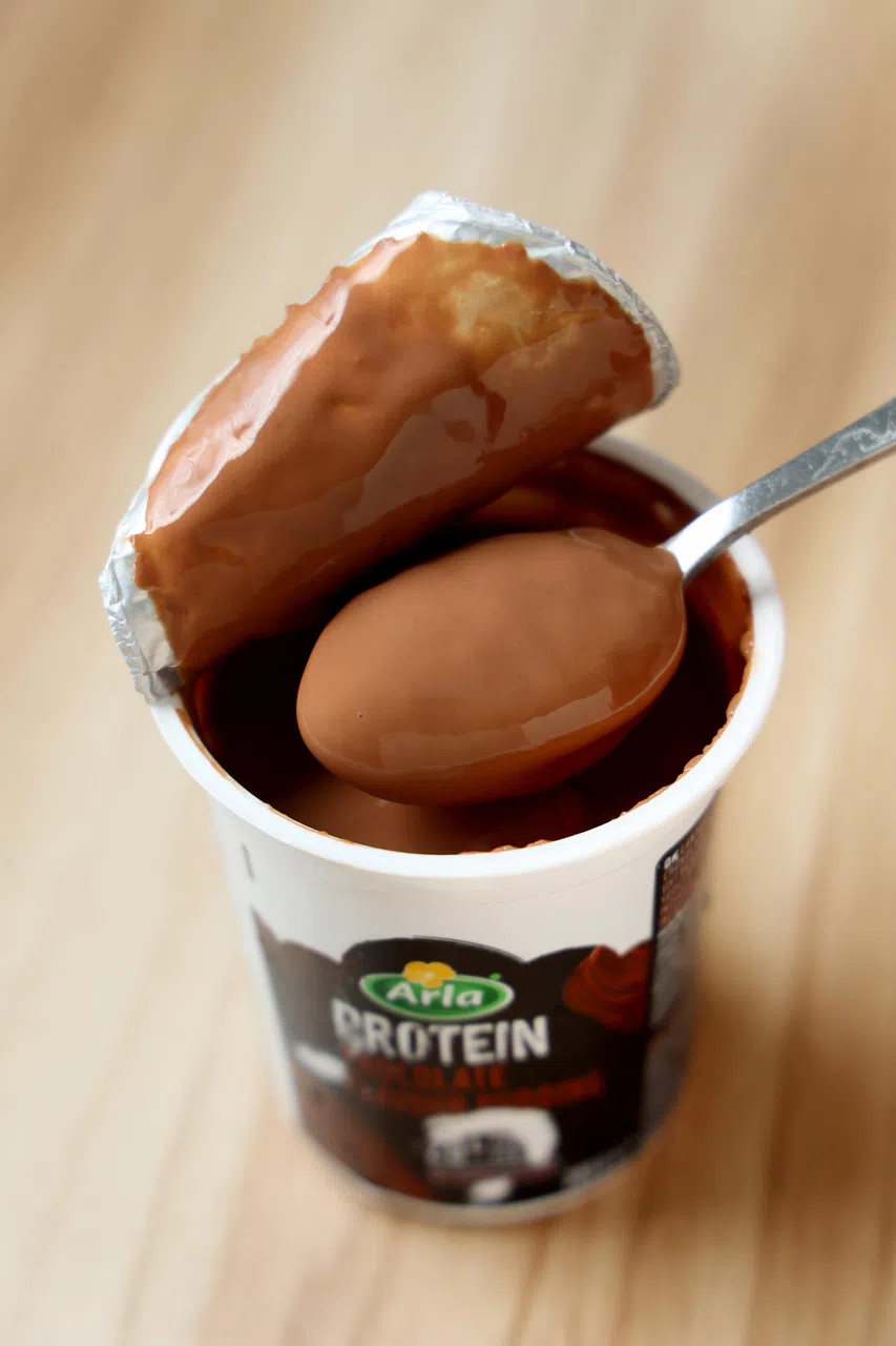 蛋白质巧克力布丁，绵密口感似慕斯，糖分不高且巧克力味浓郁。（龙国雄摄）