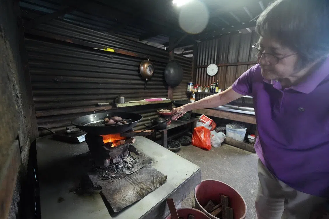甘榜屋的厨房有瓦斯，也可以用木材烧饭。李美贞认为瓦斯虽方便，但木材烧出来的食物比较美味。（谢智扬摄）