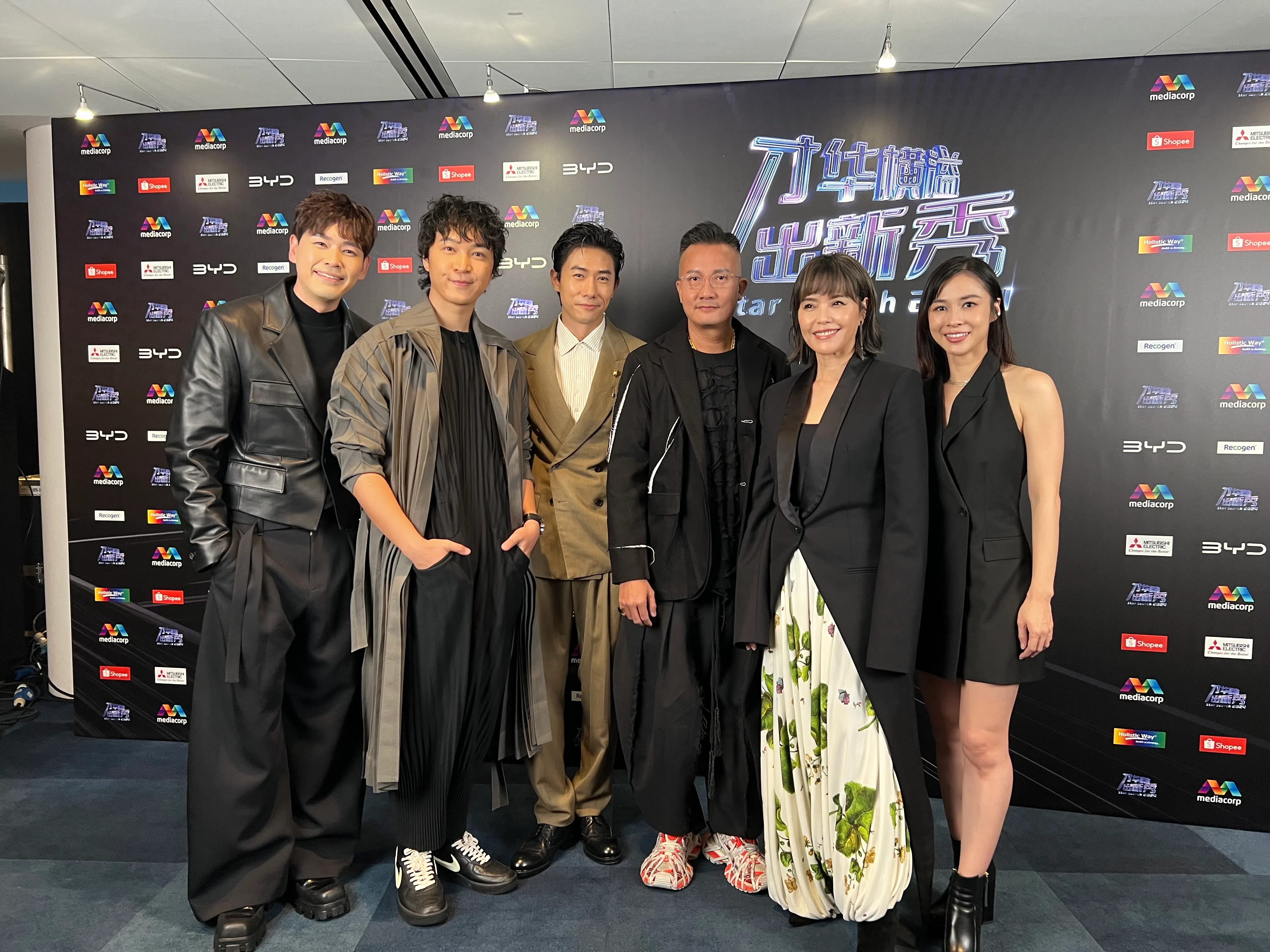 “才华前辈”陈罗密欧（左起）、徐鸣杰、陈泂江、陈汉玮、郑惠玉和郑六月在大决赛开场前在后台聚集。（记者摄）