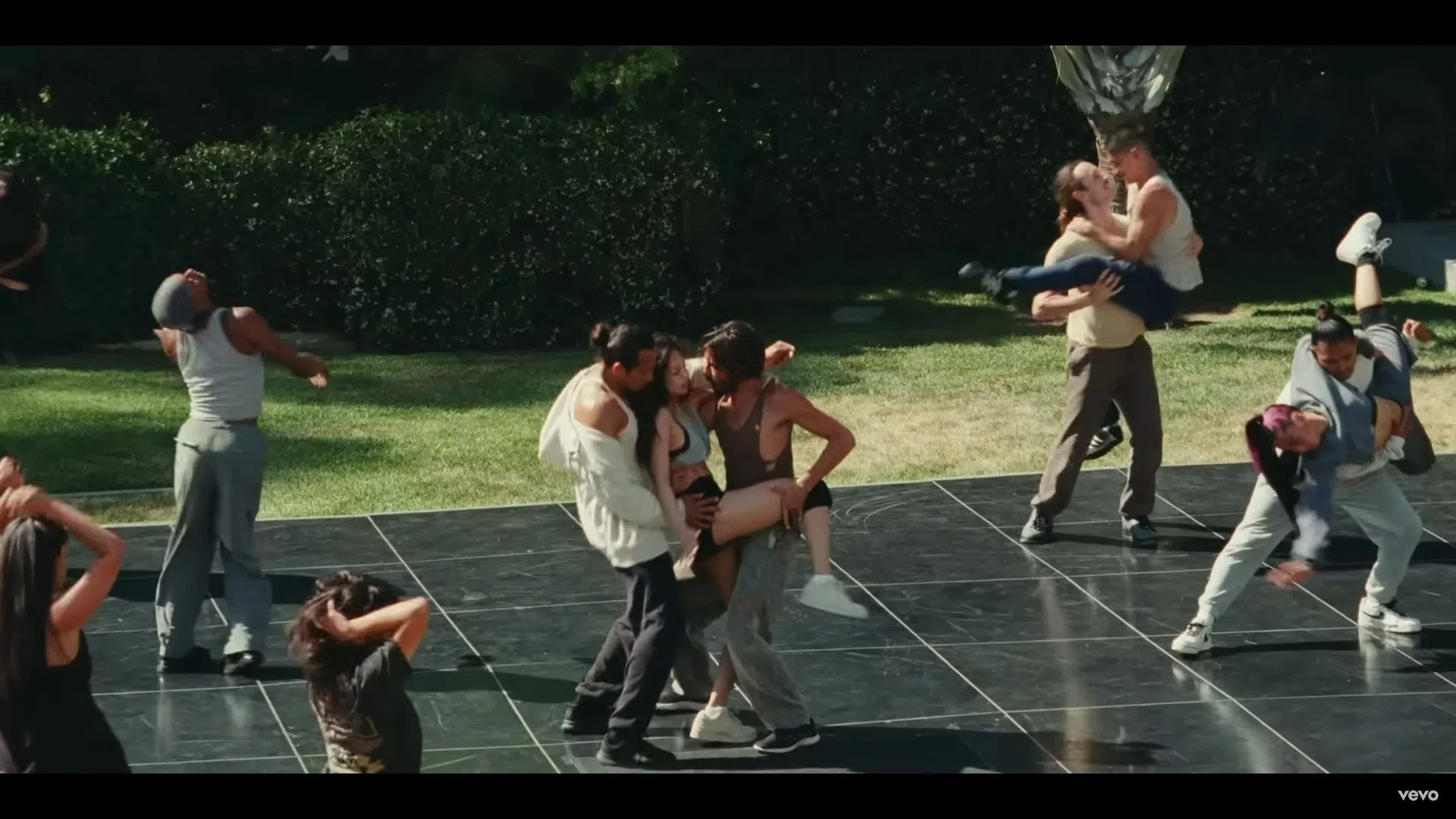 Jennie与两名男舞者的贴身热舞被指暗示“多人运动”。（影片截图）