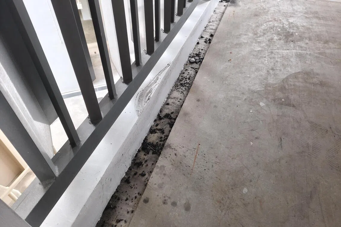 事发后走廊处留下大量灰烬。（曾薪机摄）