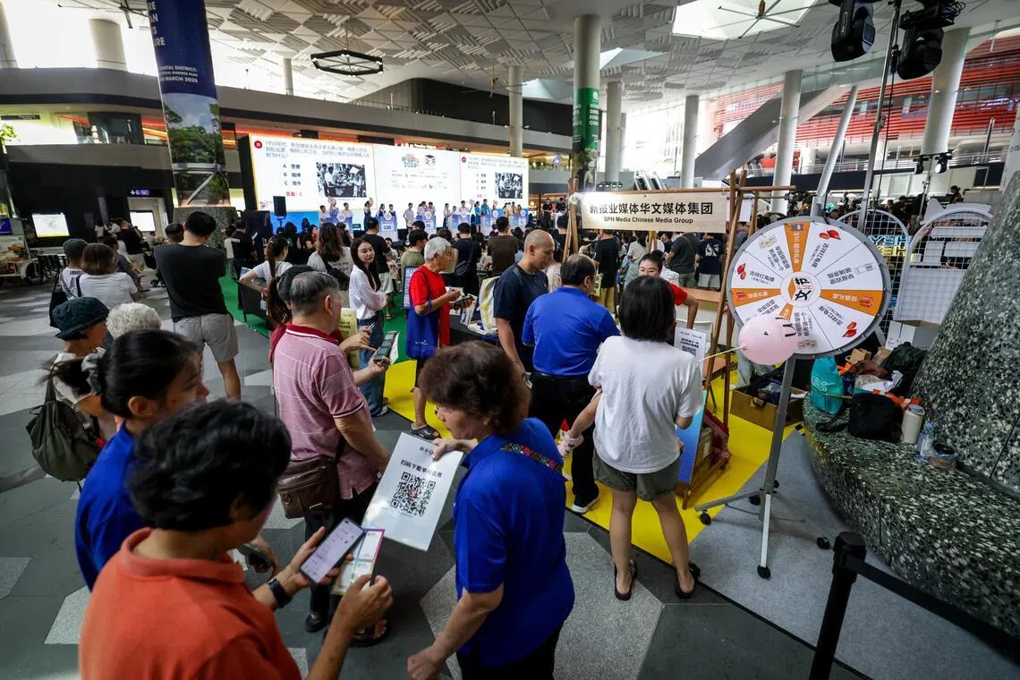 新报业媒体华文媒体集团摊位让公众了解《联合早报》应用的内容与功能、《早报俱乐部》的活动与项目，公众还可以参与转盘游戏赢取精美礼品。（叶振忠摄）