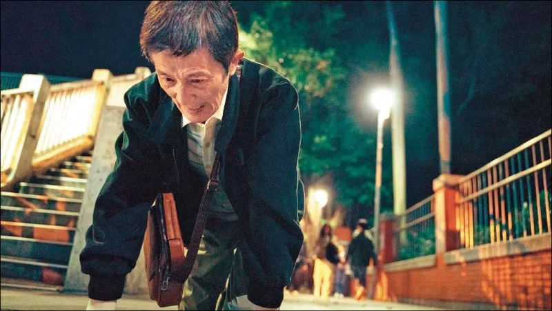 陈博正在《模仿犯》饰演受害者外公，一场跪地学狗叫的戏十分催泪。（互联网）