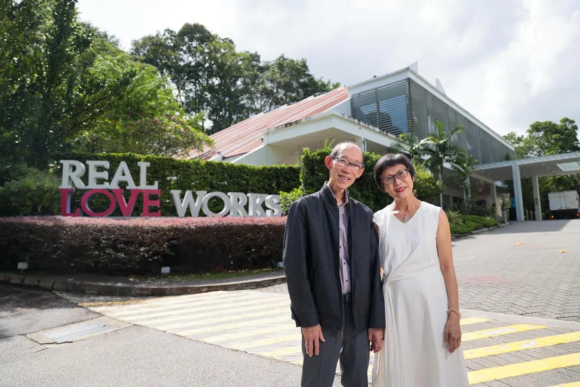 同是70岁的洪美燕与曹祥光，42年前在婚姻注册局许下承诺厮守一辈子，两人至今感情依旧深厚，相惜相伴。（张俊杰摄）