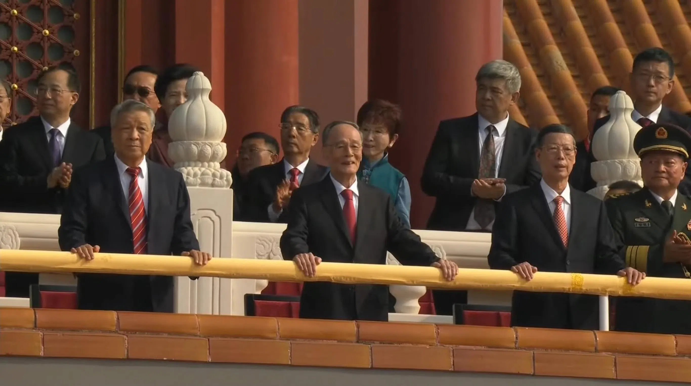 星期三（9月3日）上午，多名中共退休领导人在天安门城楼出席九三阅兵，包括中共中央前书记处书记刘云山（前排左起）、前国家副主席王岐山、前副总理张高丽。张高丽的左边是现任中共中央军委副主席张又侠。（央视视频截图）