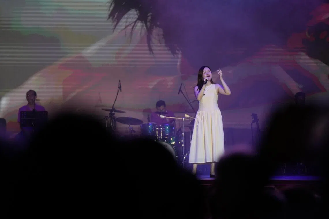 蔡欣怡演唱2025年新空下学生创作优胜作品《微光》。她说，新年把新生代新谣带到舞台上，有着薪火相传的意义。（谢智扬摄）